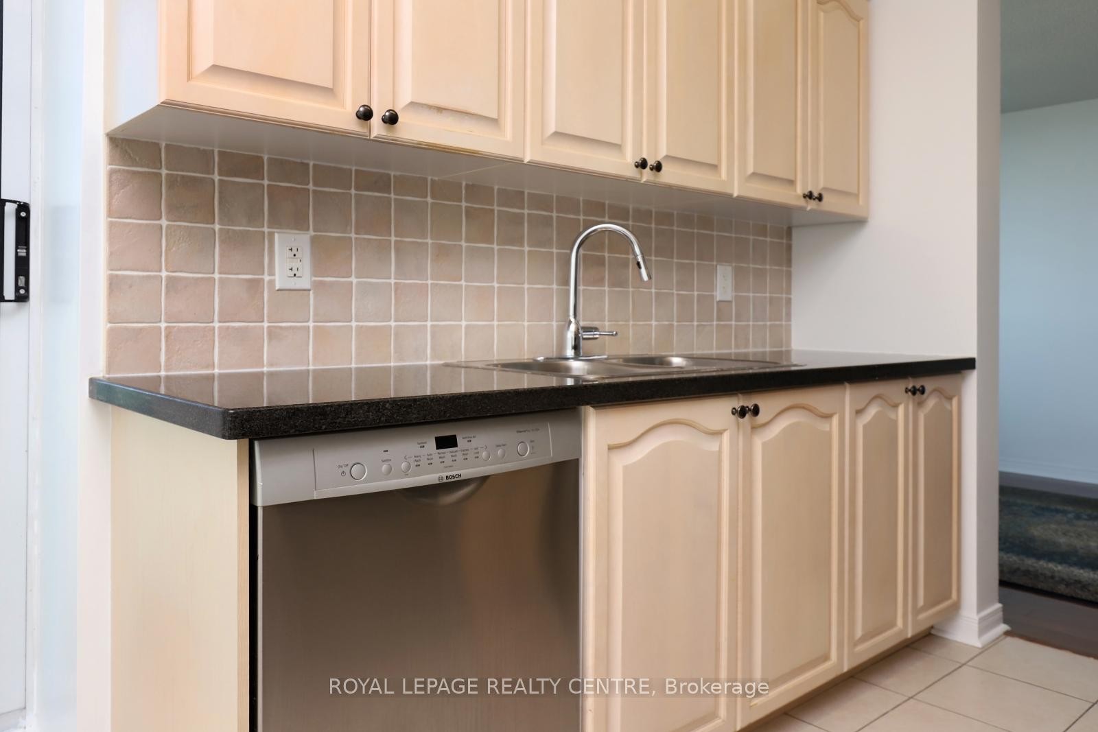 603-4850 Glen Erin Drive, Mississauga, ON - Indoor Photo Showing Kitchen With Double Sink
