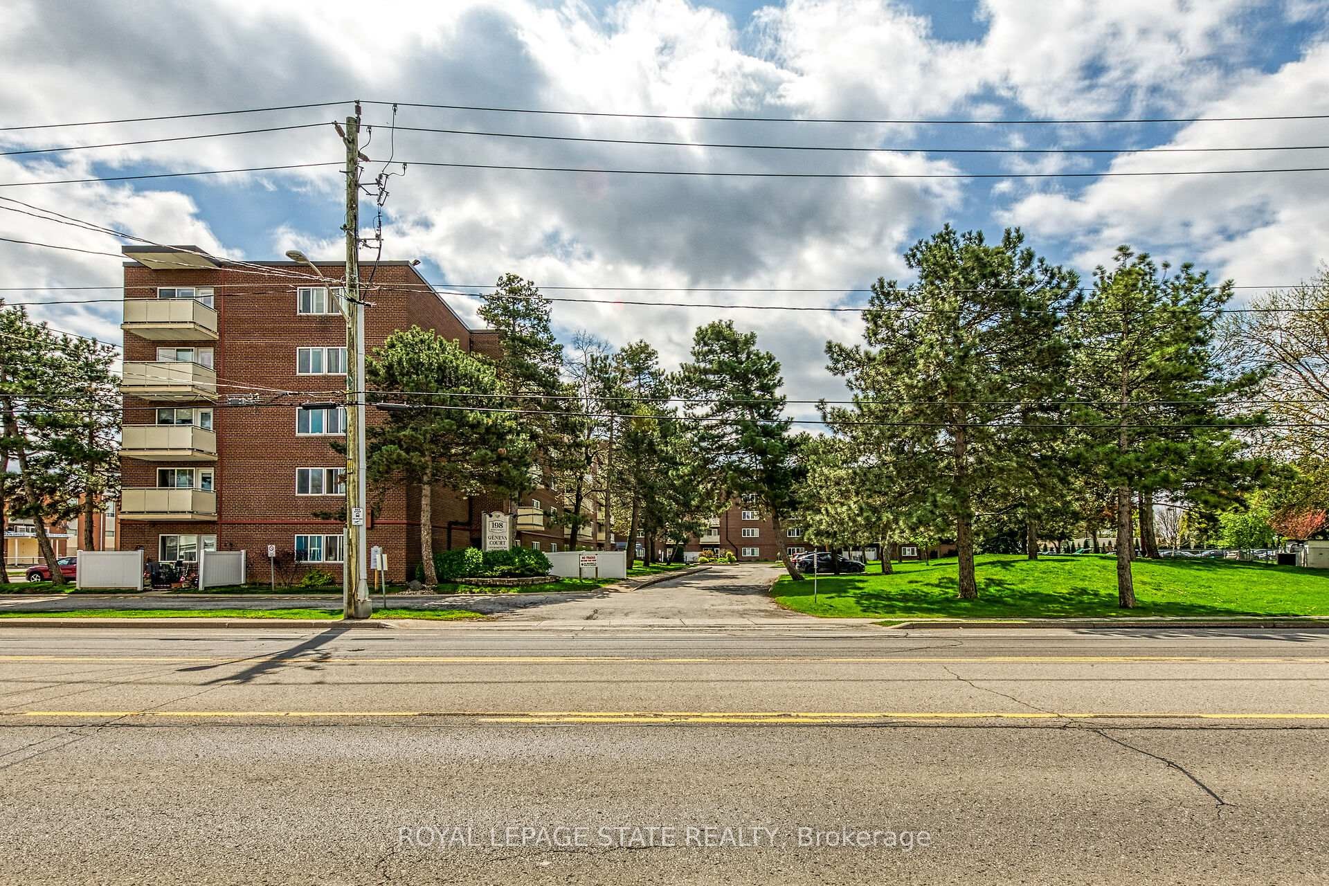 220-198 Scott Street, St. Catharines, ON - Outdoor