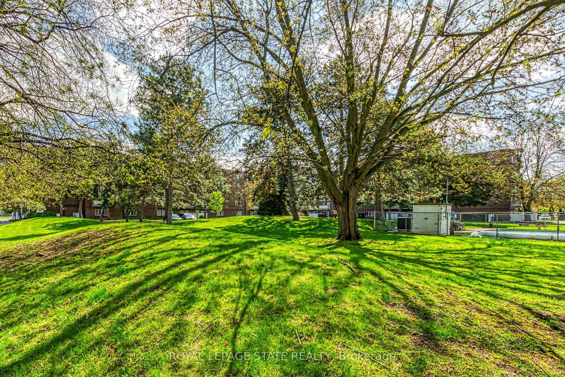 220-198 Scott Street, St. Catharines, ON - Outdoor