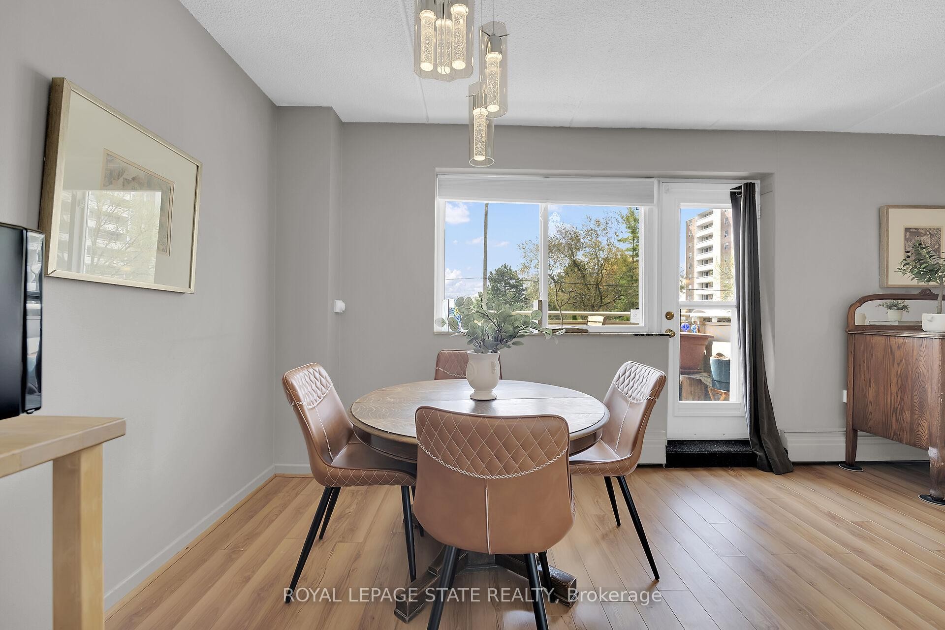 220-198 Scott Street, St. Catharines, ON - Indoor Photo Showing Dining Room