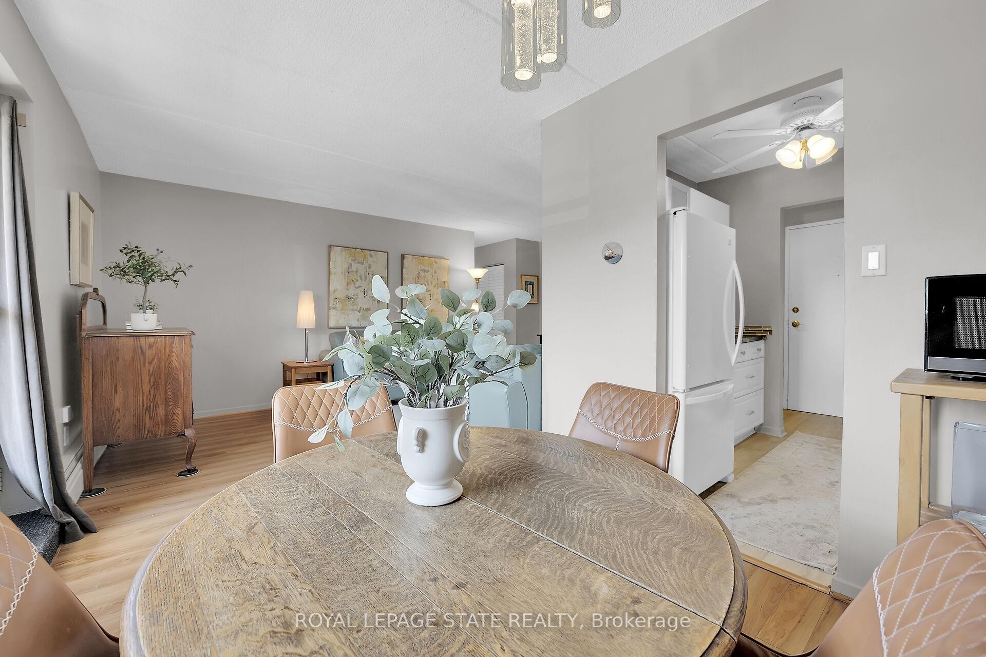 220-198 Scott Street, St. Catharines, ON - Indoor Photo Showing Dining Room