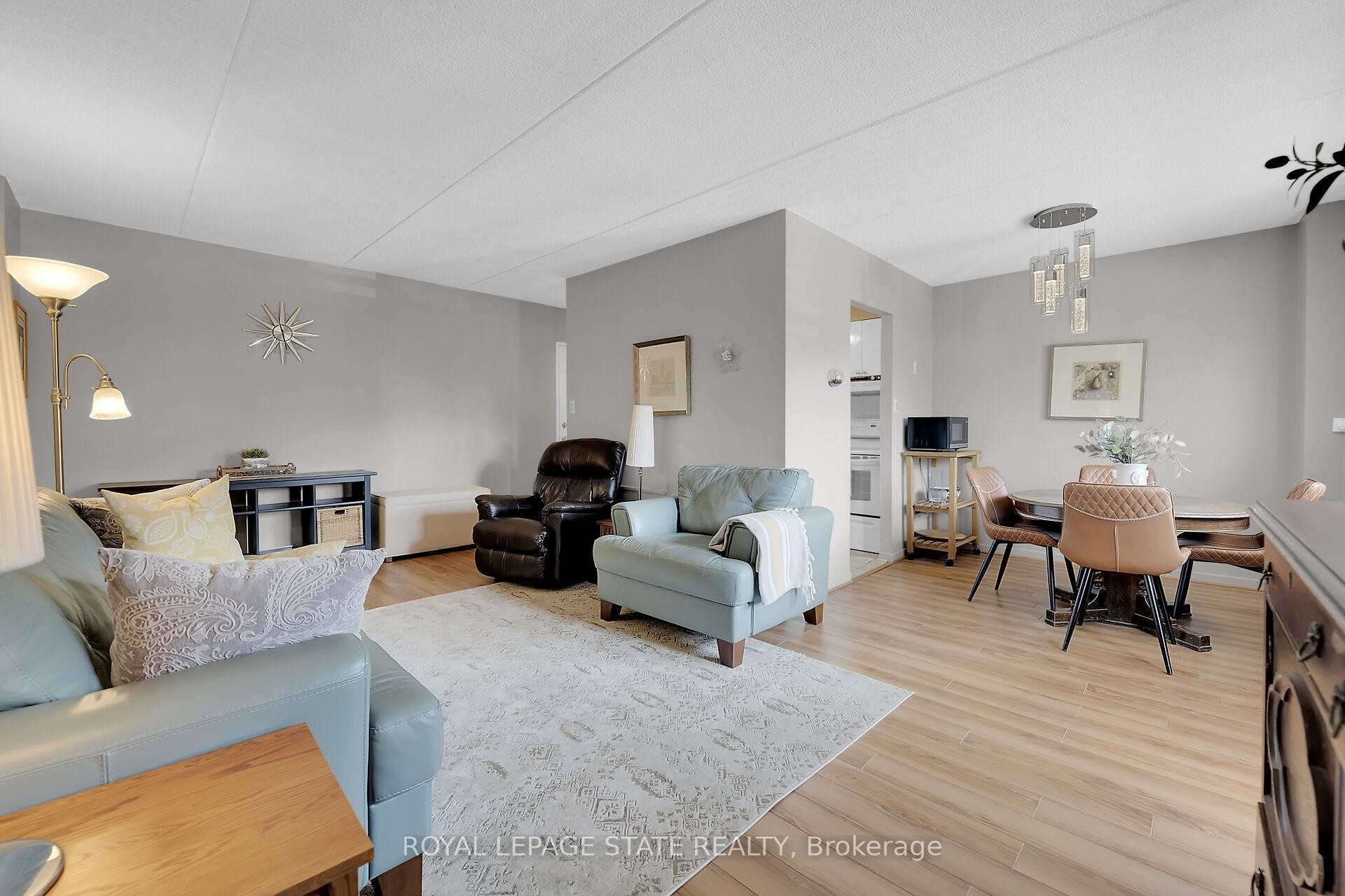 220-198 Scott Street, St. Catharines, ON - Indoor Photo Showing Living Room