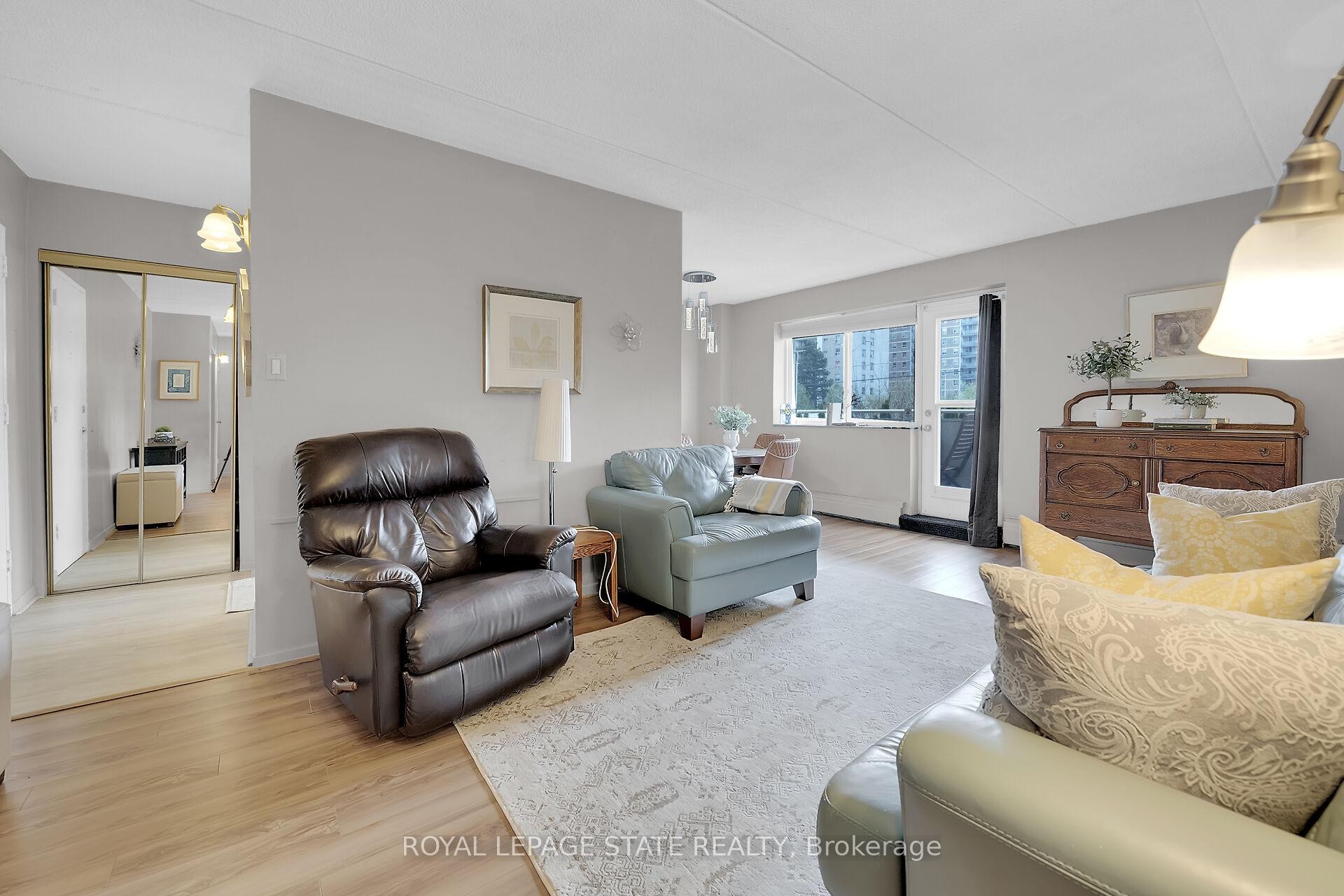 220-198 Scott Street, St. Catharines, ON - Indoor Photo Showing Living Room