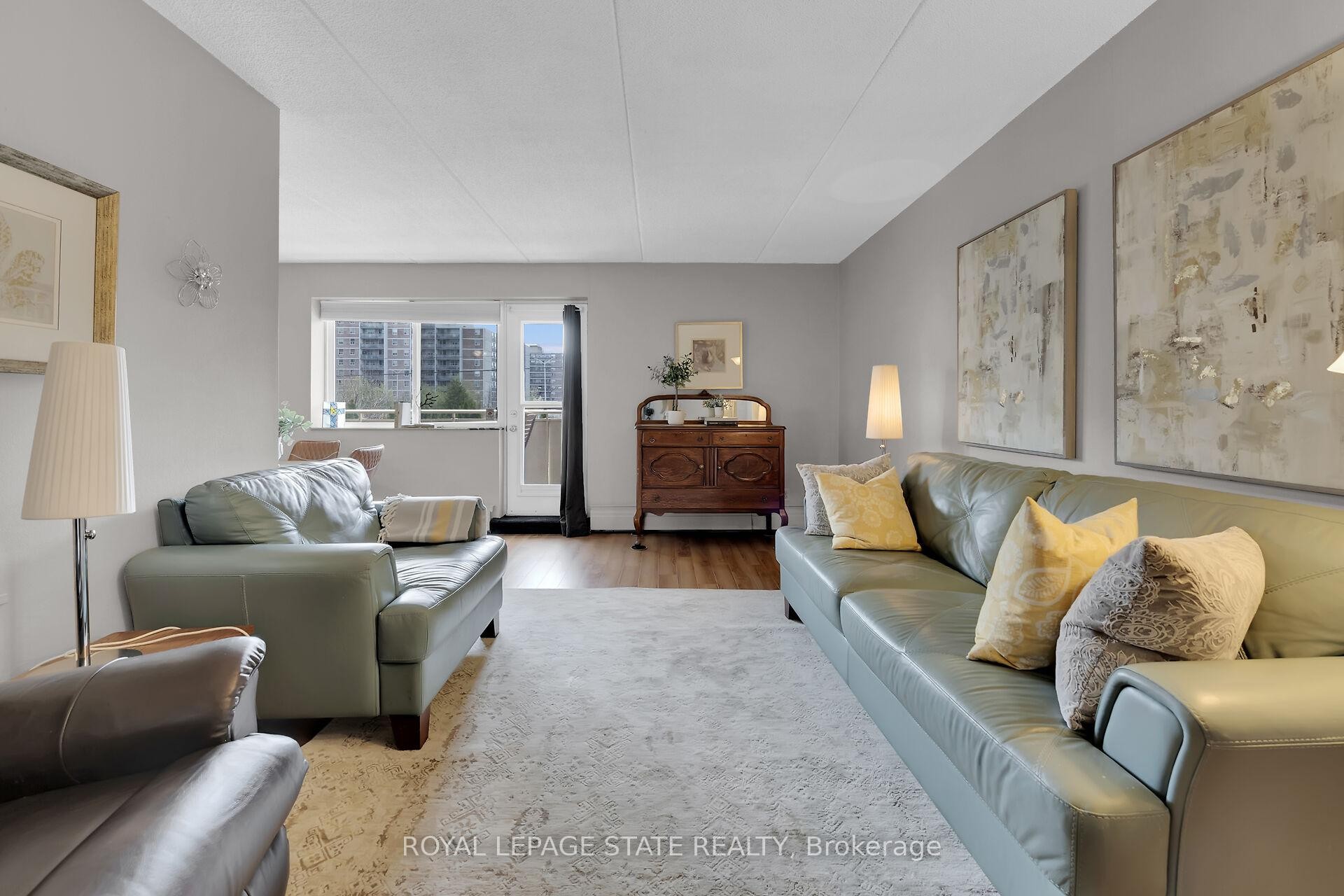 220-198 Scott Street, St. Catharines, ON - Indoor Photo Showing Living Room