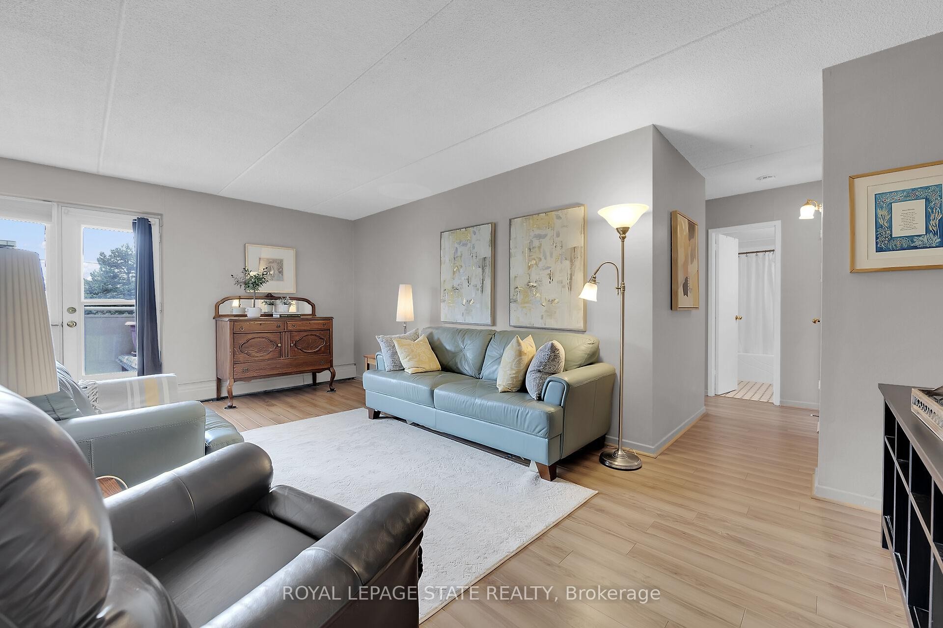 220-198 Scott Street, St. Catharines, ON - Indoor Photo Showing Living Room