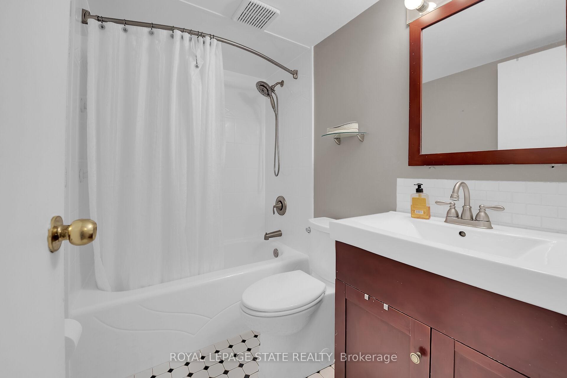220-198 Scott Street, St. Catharines, ON - Indoor Photo Showing Bathroom