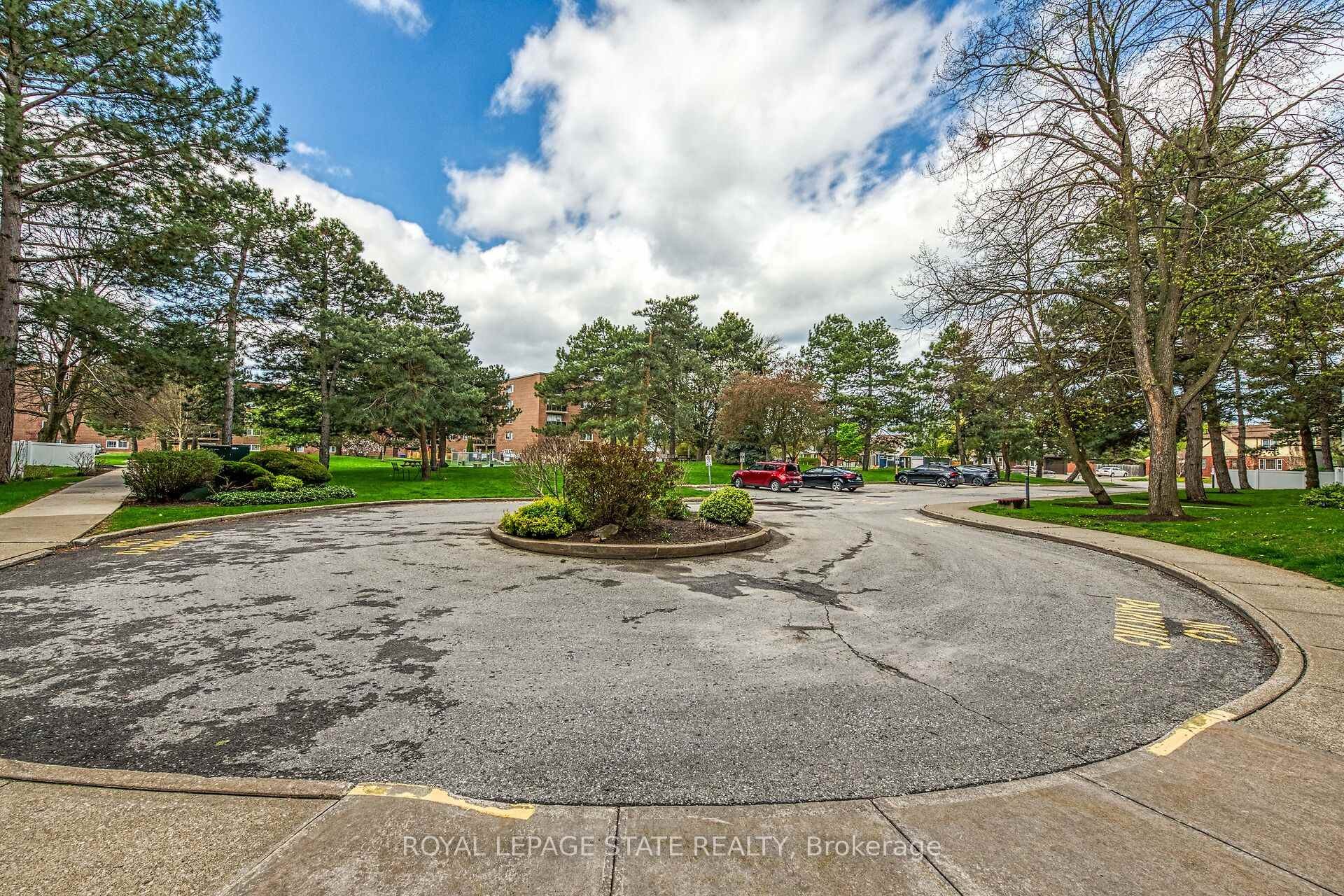 220-198 Scott Street, St. Catharines, ON - Outdoor
