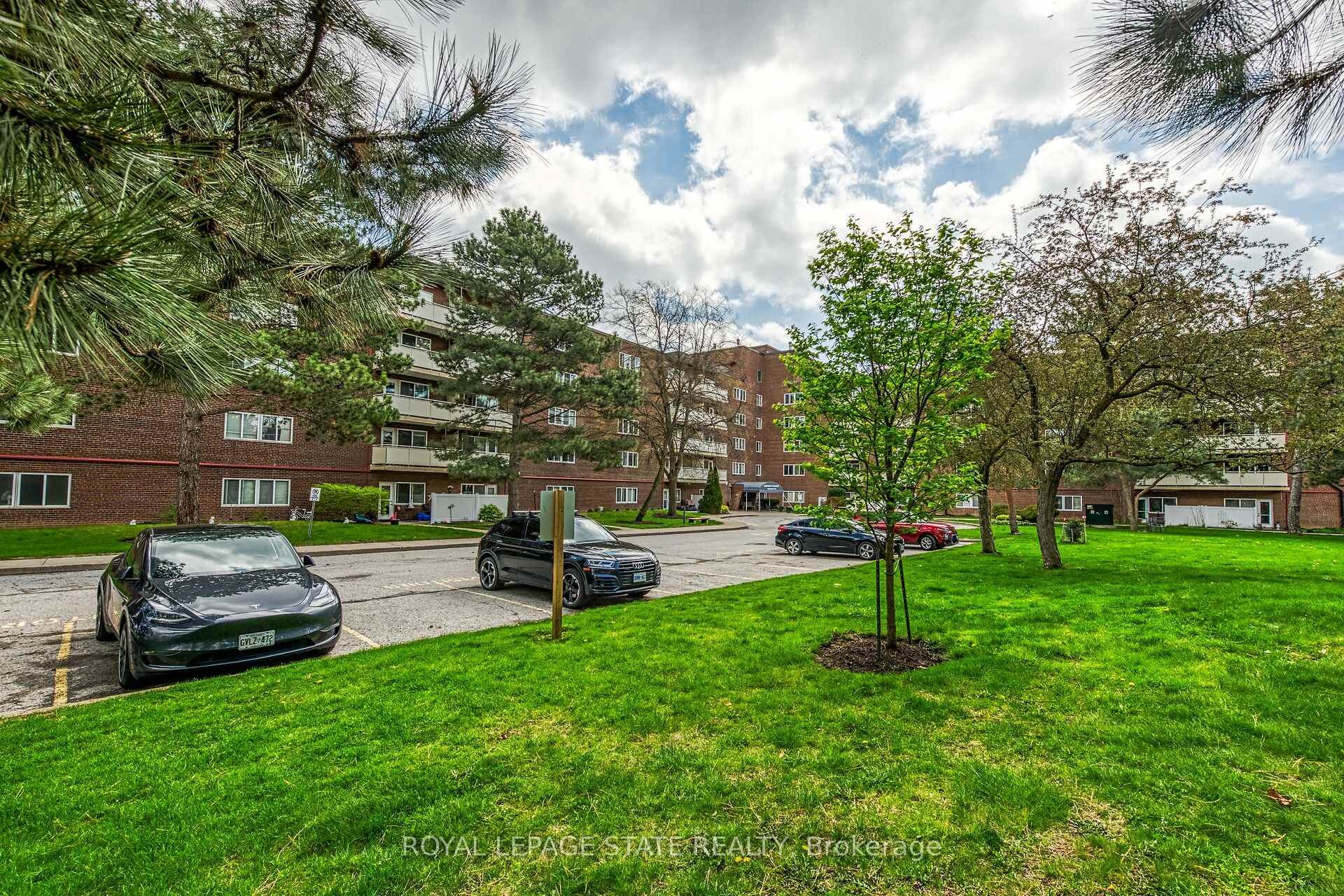 220-198 Scott Street, St. Catharines, ON - Outdoor