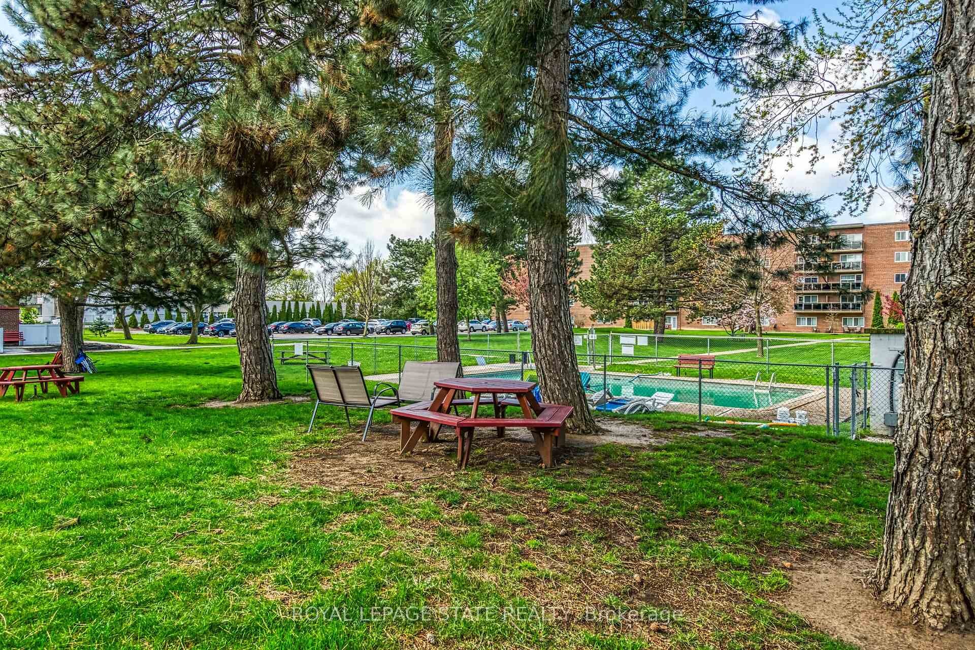 220-198 Scott Street, St. Catharines, ON - Outdoor