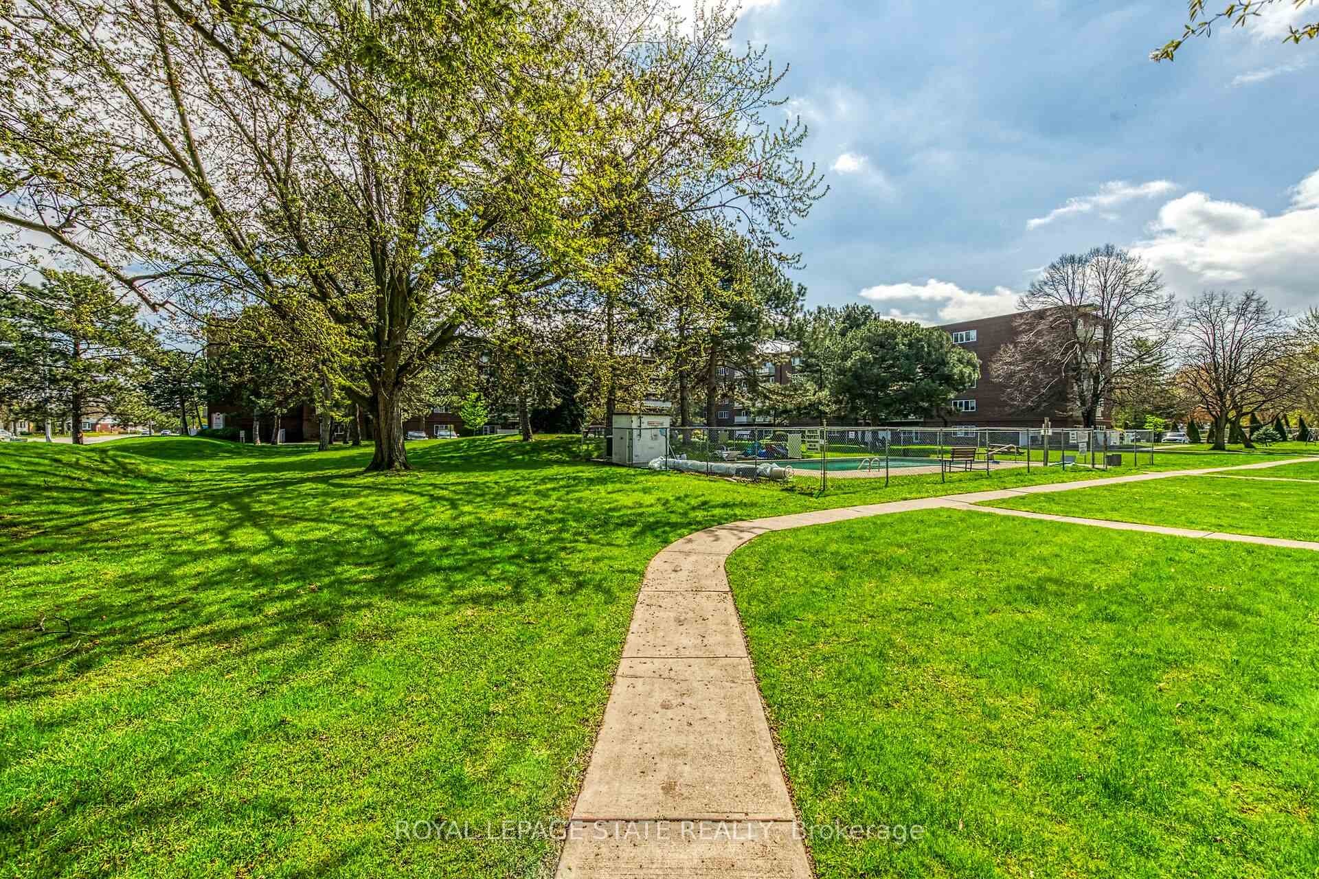 220-198 Scott Street, St. Catharines, ON - Outdoor