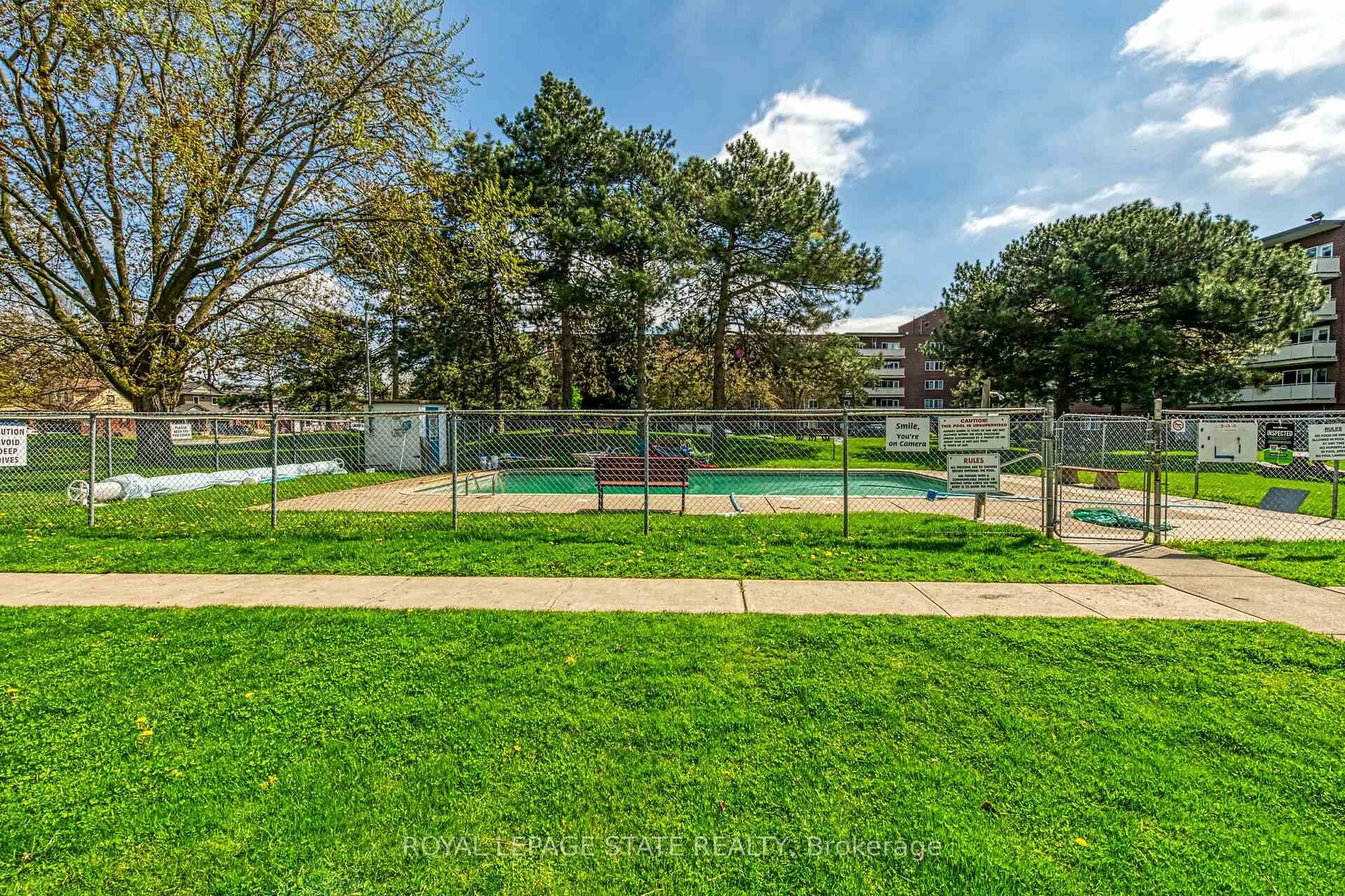 220-198 Scott Street, St. Catharines, ON - Outdoor