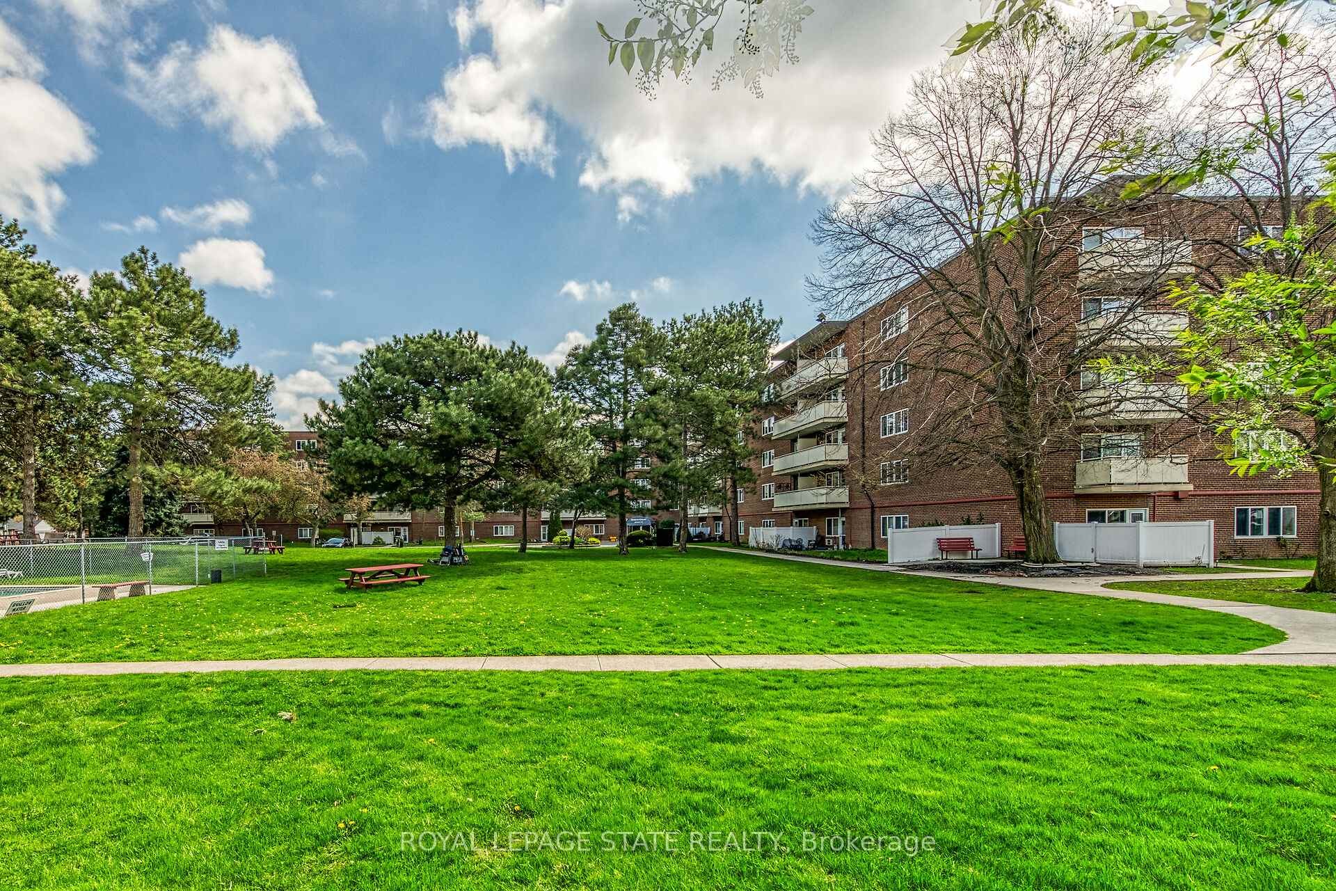 220-198 Scott Street, St. Catharines, ON - Outdoor