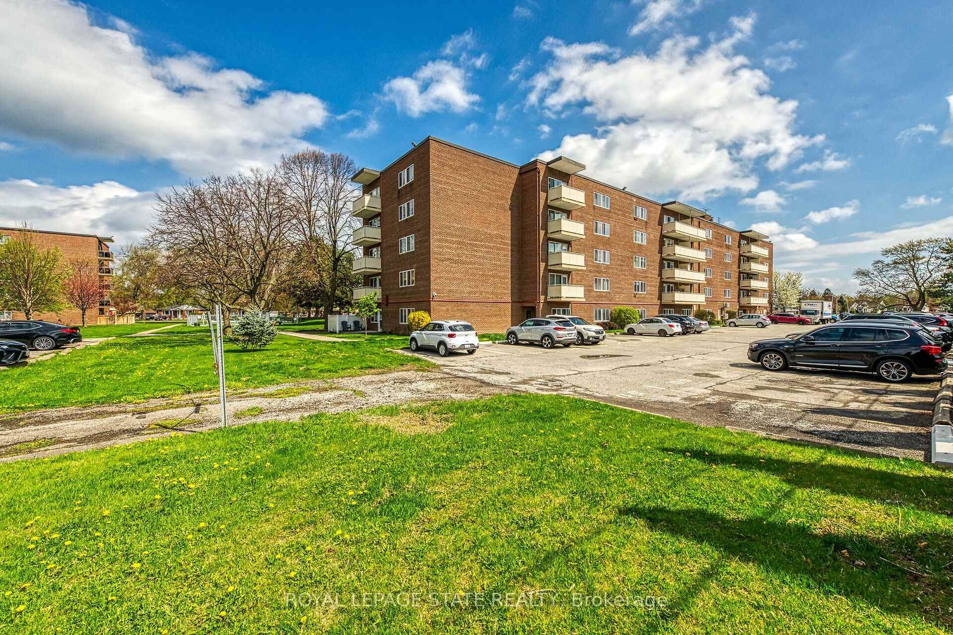 220-198 Scott Street, St. Catharines, ON - Outdoor