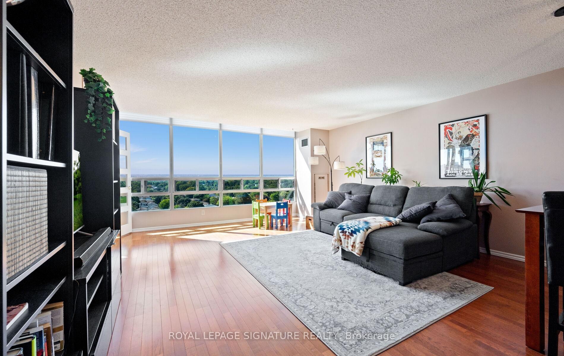 1207-310 Mill Street S, Brampton, ON - Indoor Photo Showing Living Room
