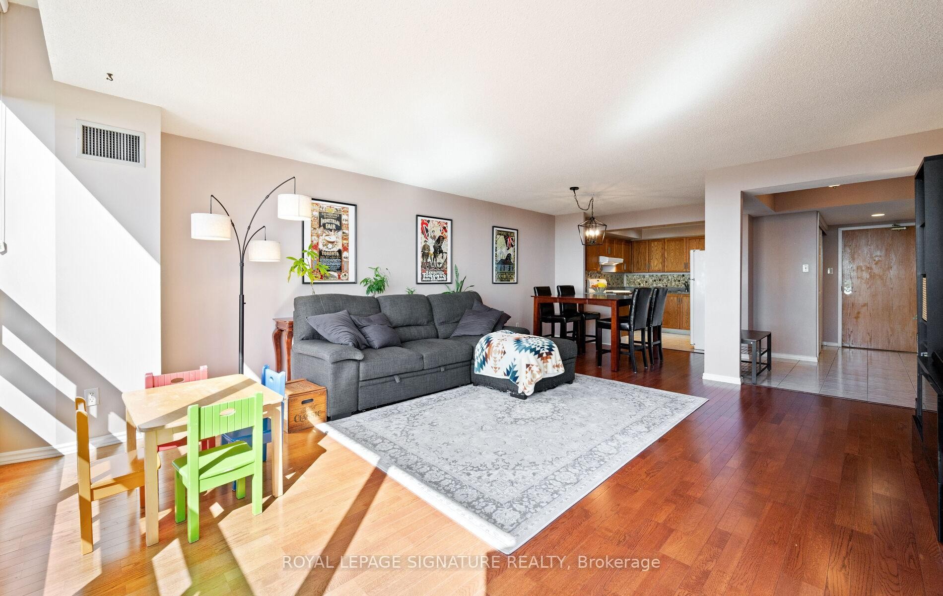 1207-310 Mill Street S, Brampton, ON - Indoor Photo Showing Living Room