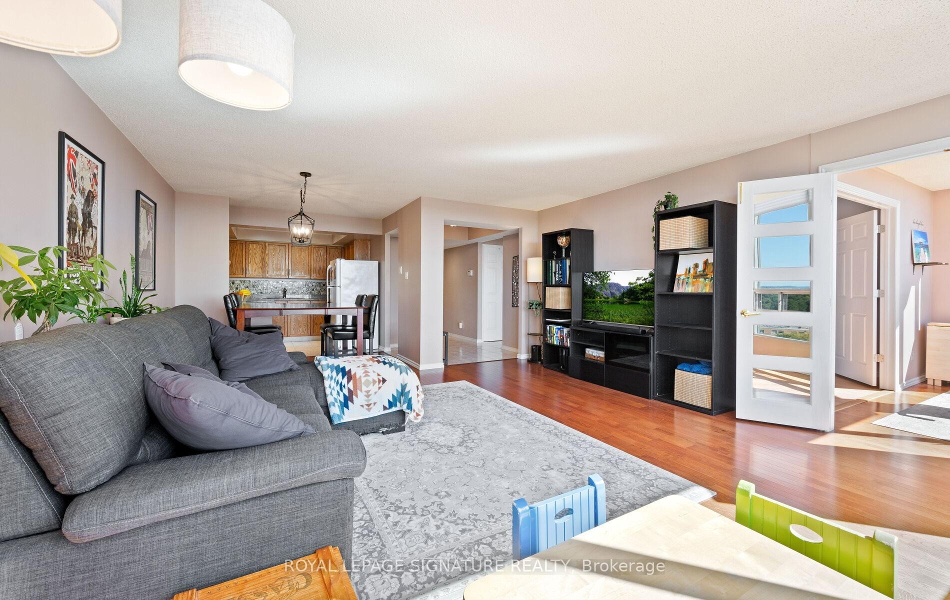 1207-310 Mill Street S, Brampton, ON - Indoor Photo Showing Living Room
