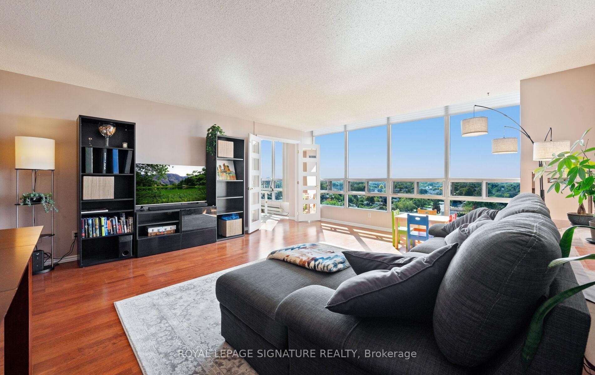 1207-310 Mill Street S, Brampton, ON - Indoor Photo Showing Living Room