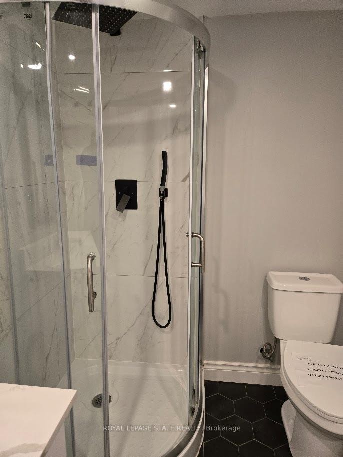 373 East 27Th Street, Hamilton, ON - Indoor Photo Showing Bathroom