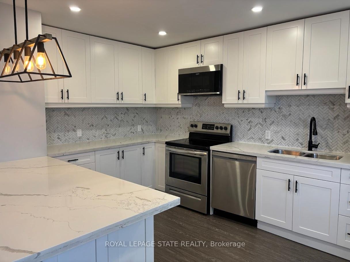 373 East 27Th Street, Hamilton, ON - Indoor Photo Showing Kitchen With Double Sink With Upgraded Kitchen