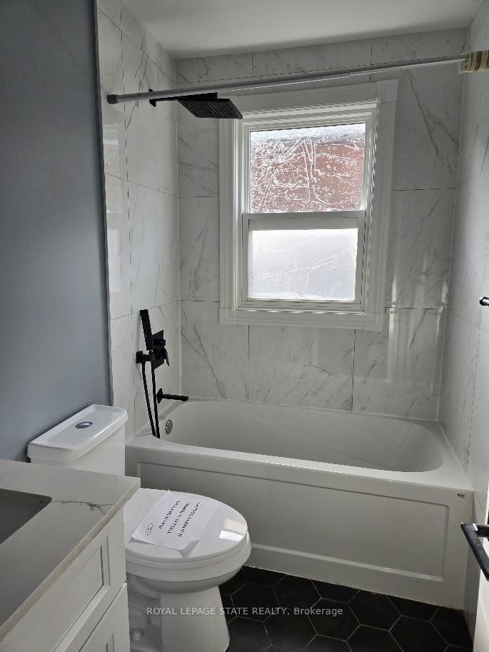 373 East 27Th Street, Hamilton, ON - Indoor Photo Showing Bathroom