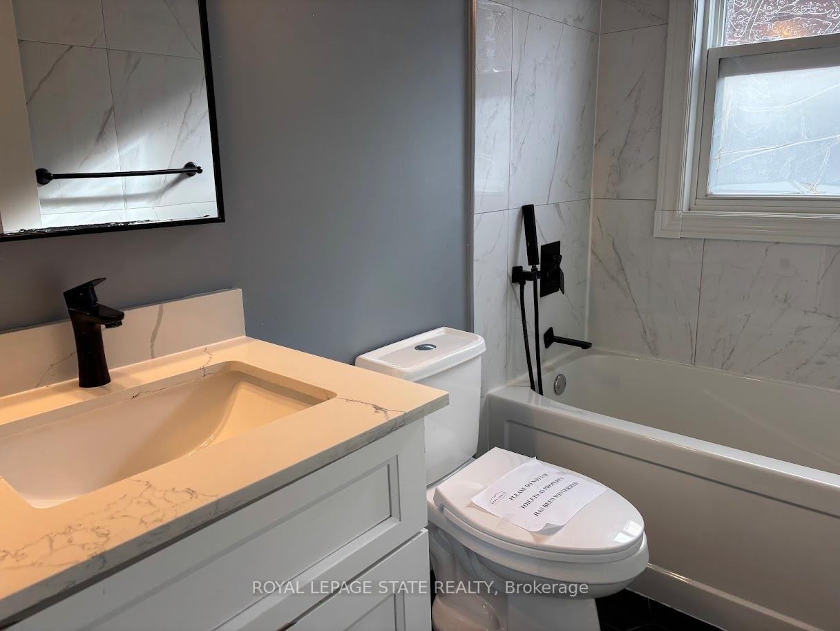 373 East 27Th Street, Hamilton, ON - Indoor Photo Showing Bathroom