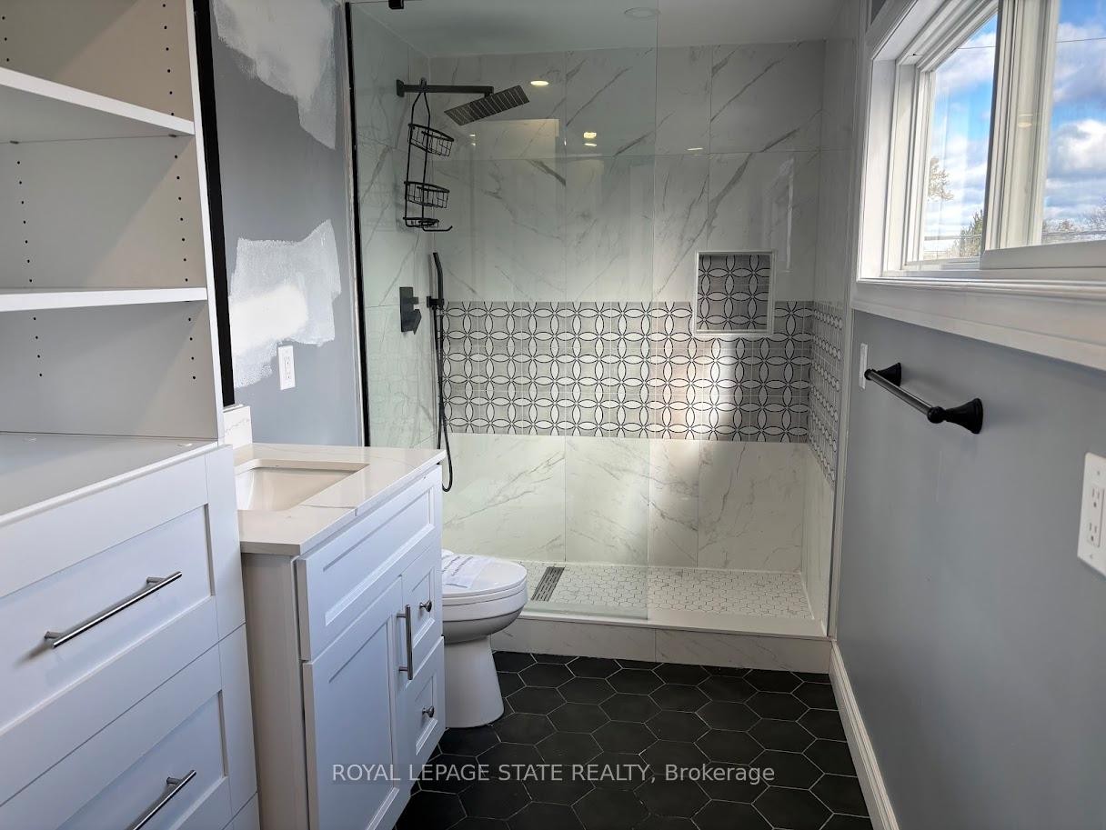 373 East 27Th Street, Hamilton, ON - Indoor Photo Showing Bathroom