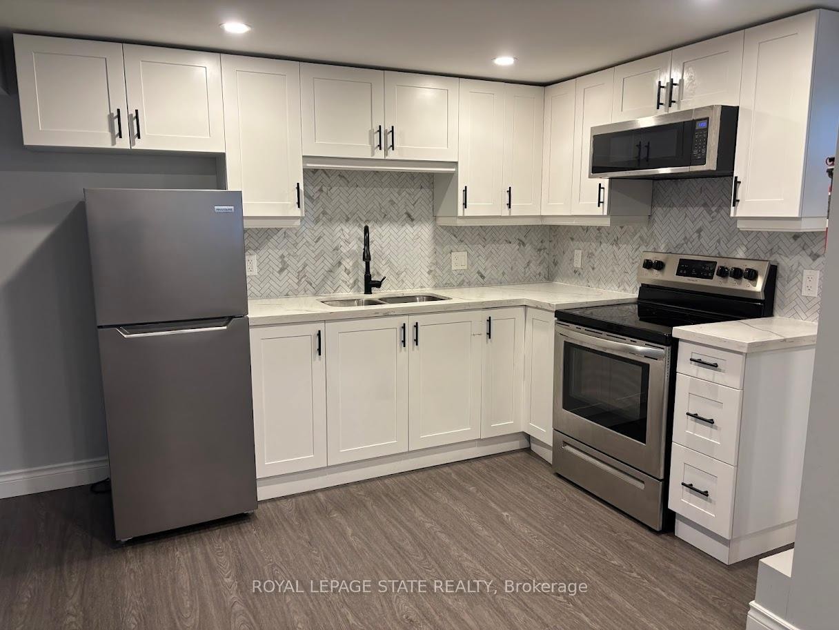 373 East 27Th Street, Hamilton, ON - Indoor Photo Showing Kitchen With Double Sink