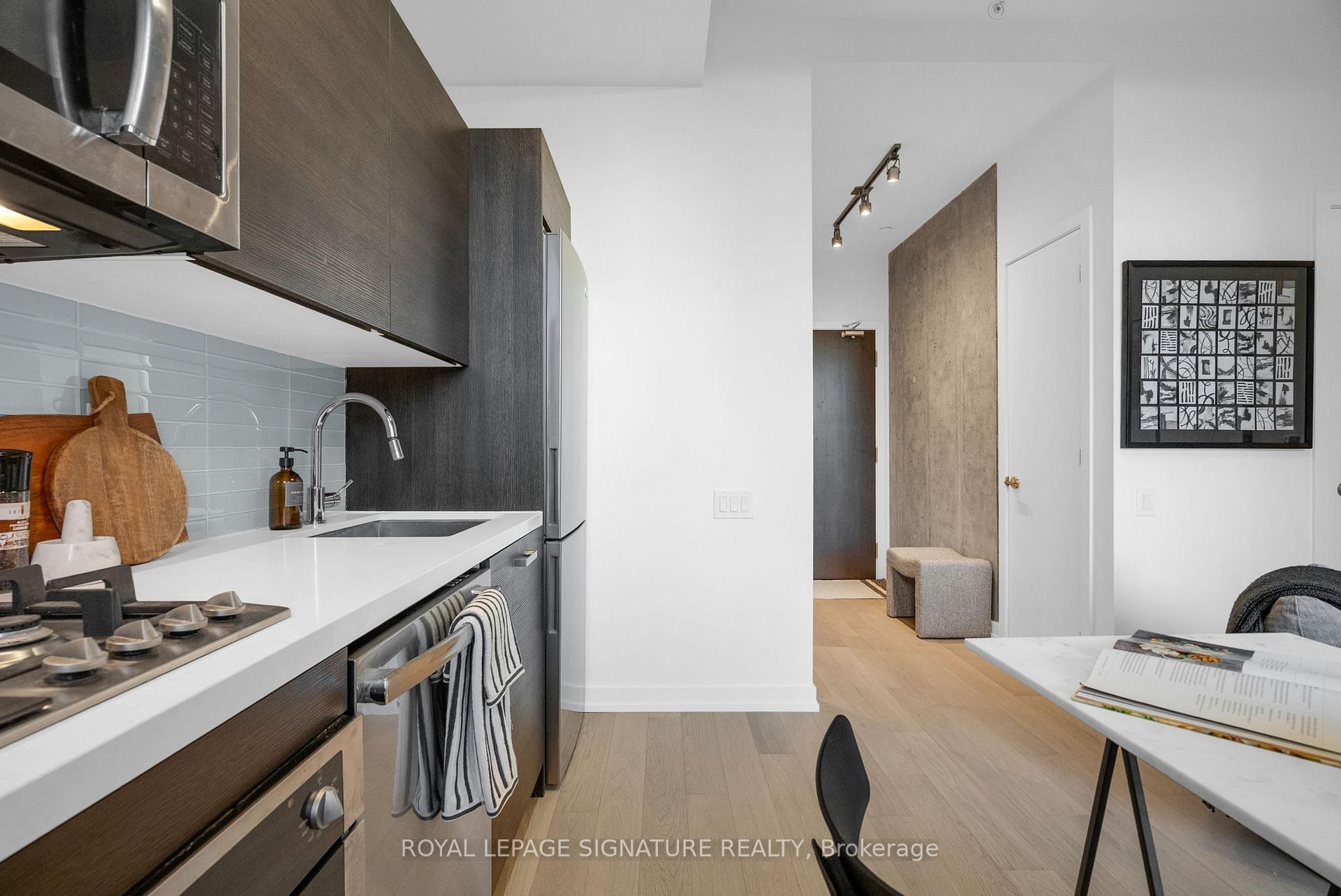 606-11 Charlotte Street, Toronto, ON - Indoor Photo Showing Kitchen