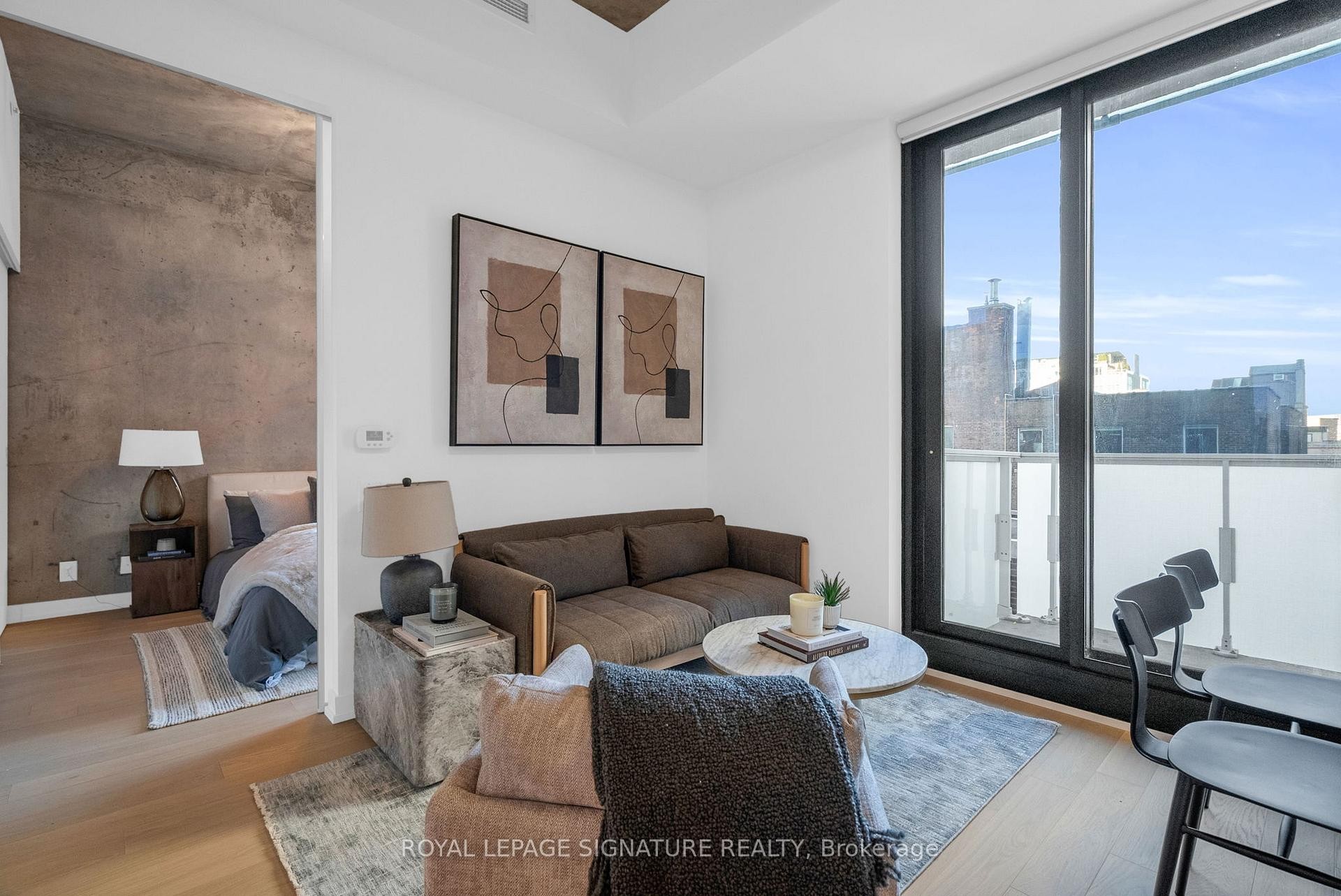 606-11 Charlotte Street, Toronto, ON - Indoor Photo Showing Living Room