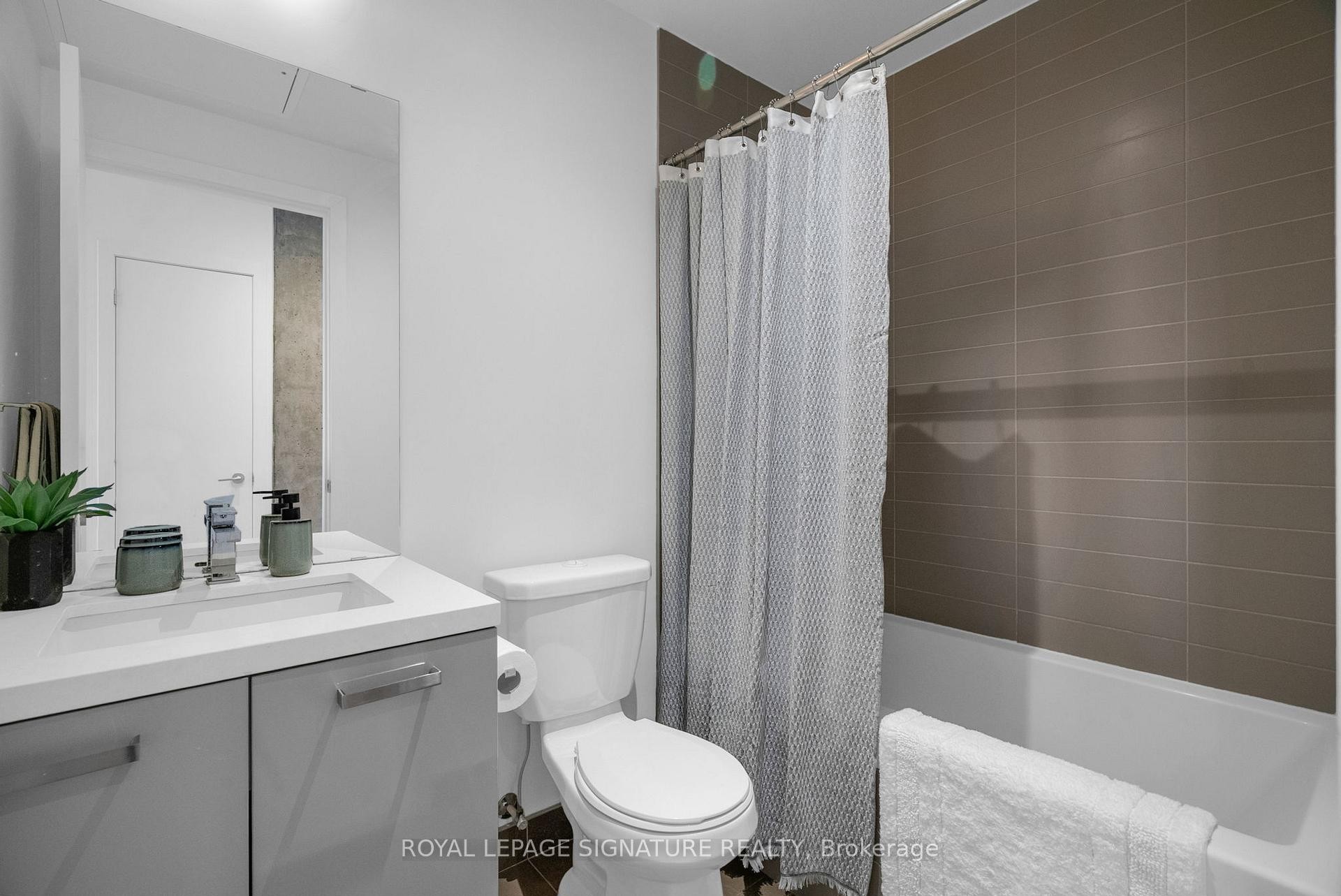 606-11 Charlotte Street, Toronto, ON - Indoor Photo Showing Bathroom