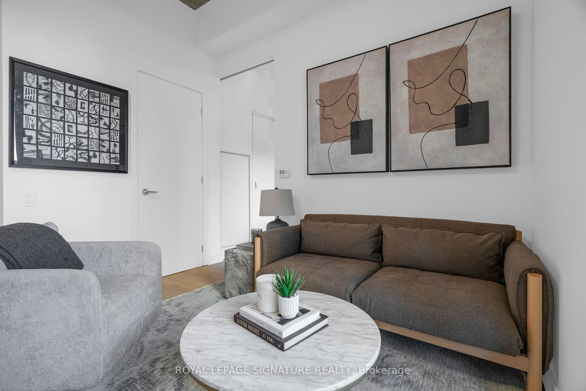 606-11 Charlotte Street, Toronto, ON - Indoor Photo Showing Living Room