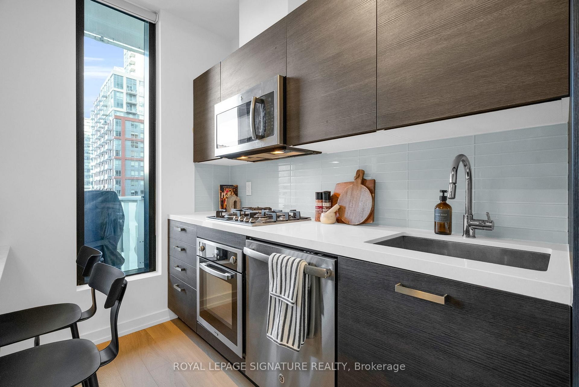 606-11 Charlotte Street, Toronto, ON - Indoor Photo Showing Kitchen With Upgraded Kitchen