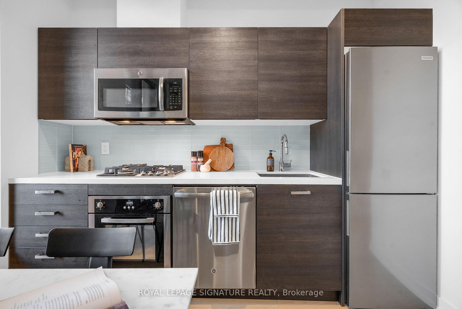 606-11 Charlotte Street, Toronto, ON - Indoor Photo Showing Kitchen
