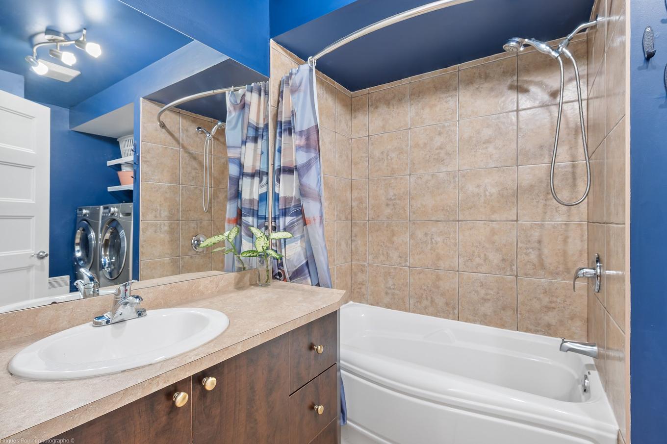 Bathroom - 8002 Rue Angèle, Laval (Duvernay), QC - Indoor Photo Showing Bathroom