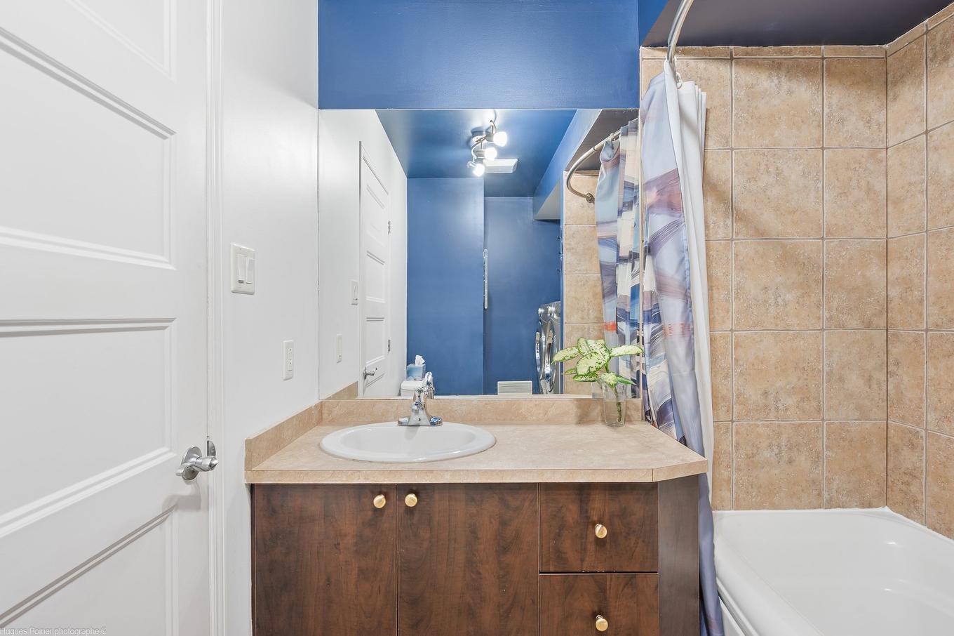 Bathroom - 8002 Rue Angèle, Laval (Duvernay), QC - Indoor Photo Showing Bathroom