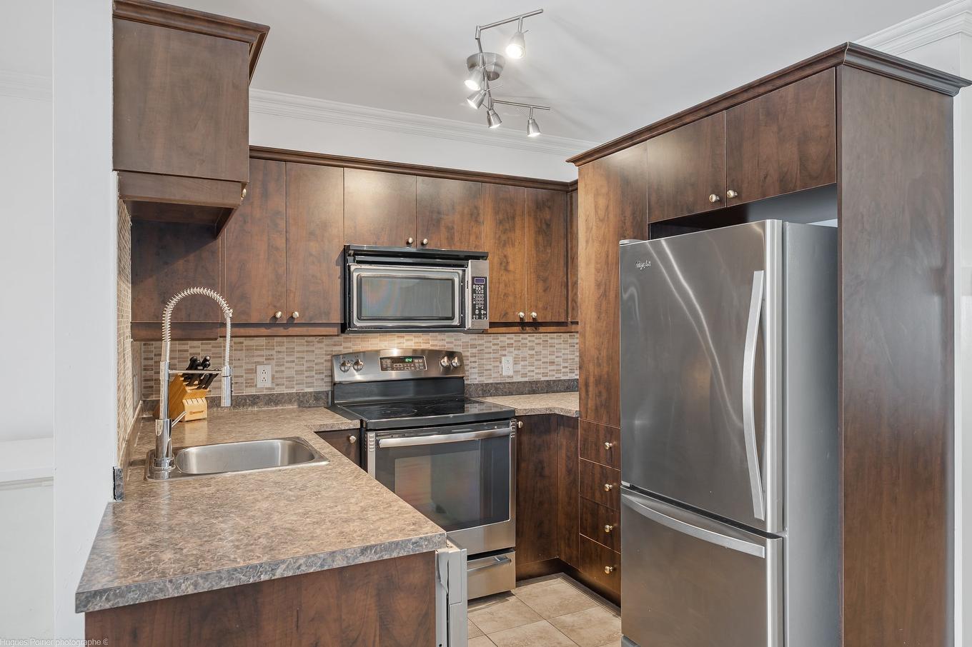 Kitchen - 8002 Rue Angèle, Laval (Duvernay), QC - Indoor Photo Showing Kitchen