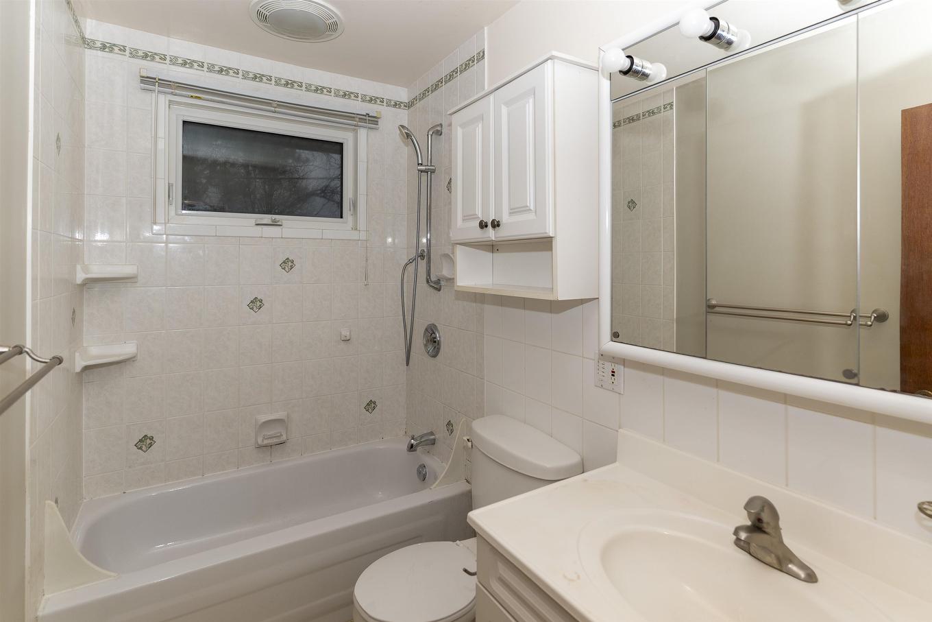 423 Churchill Drive W, Thunder Bay, ON - Indoor Photo Showing Bathroom