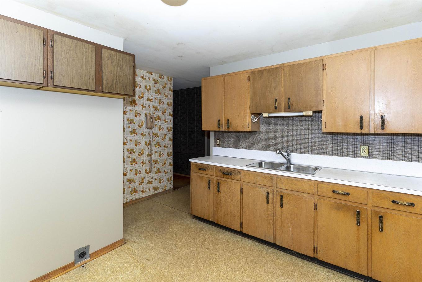 423 Churchill Drive W, Thunder Bay, ON - Indoor Photo Showing Kitchen With Double Sink