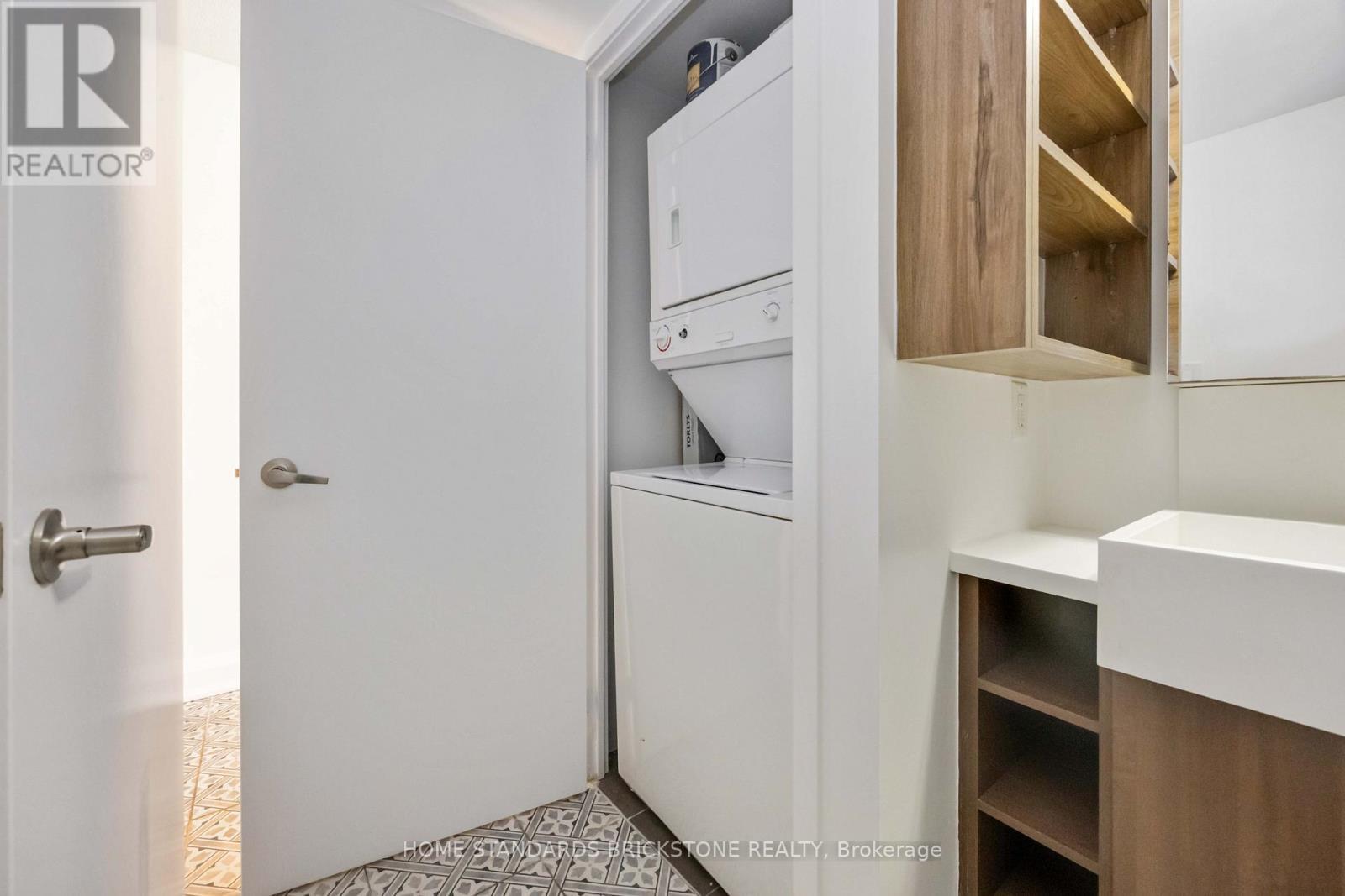 1116 - 11 Brunel Court, Toronto, ON - Indoor Photo Showing Laundry Room