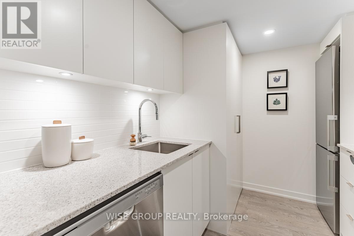 406 - 500 Wilson Avenue, Toronto, ON - Indoor Photo Showing Kitchen With Upgraded Kitchen