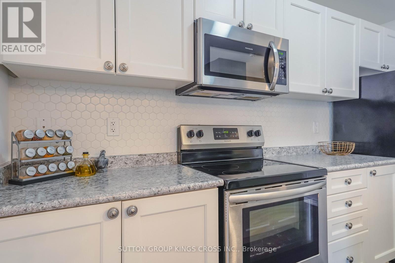 1813 Rex Heath Drive, Pickering, ON - Indoor Photo Showing Kitchen With Upgraded Kitchen