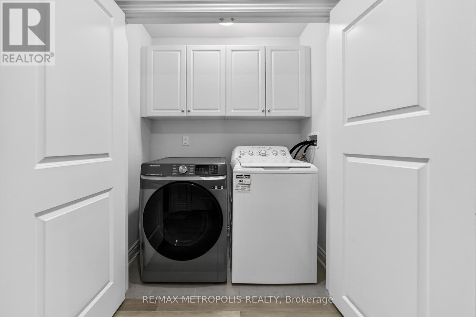 32 Ballinger Way, Uxbridge, ON - Indoor Photo Showing Laundry Room