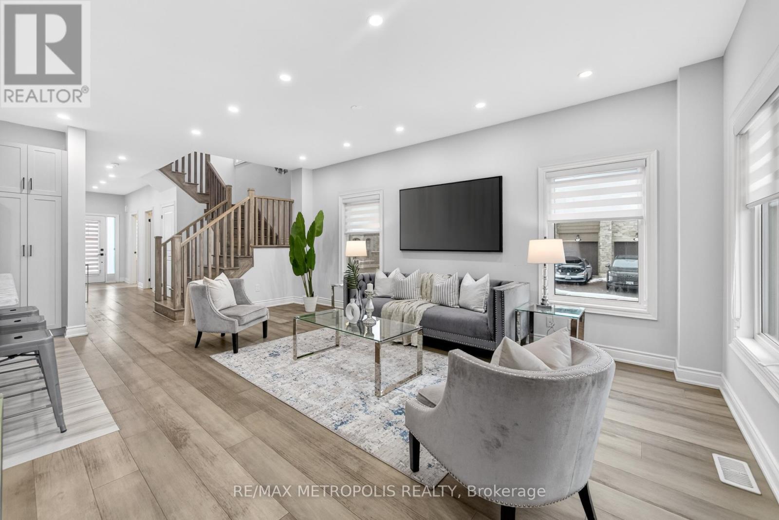 32 Ballinger Way, Uxbridge, ON - Indoor Photo Showing Living Room