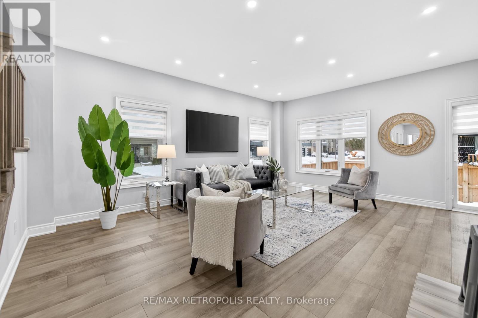32 Ballinger Way, Uxbridge, ON - Indoor Photo Showing Living Room