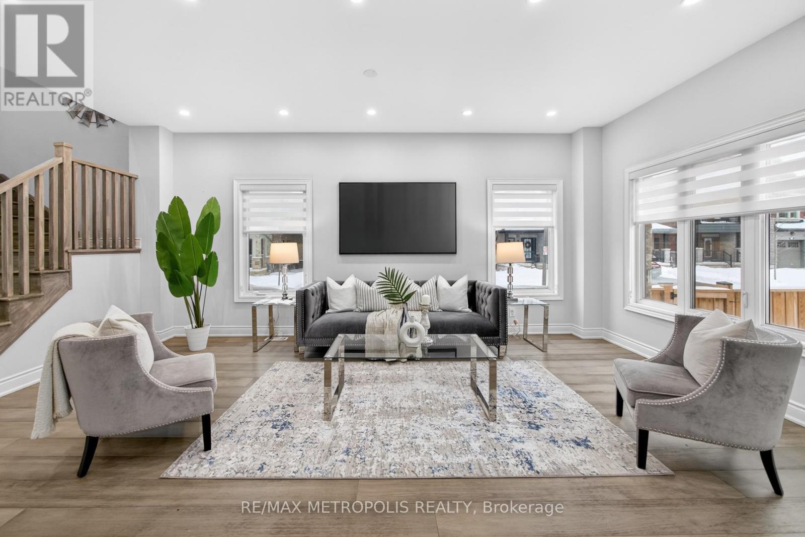 32 Ballinger Way, Uxbridge, ON - Indoor Photo Showing Living Room