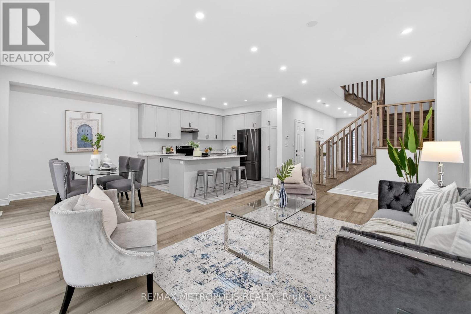 32 Ballinger Way, Uxbridge, ON - Indoor Photo Showing Living Room