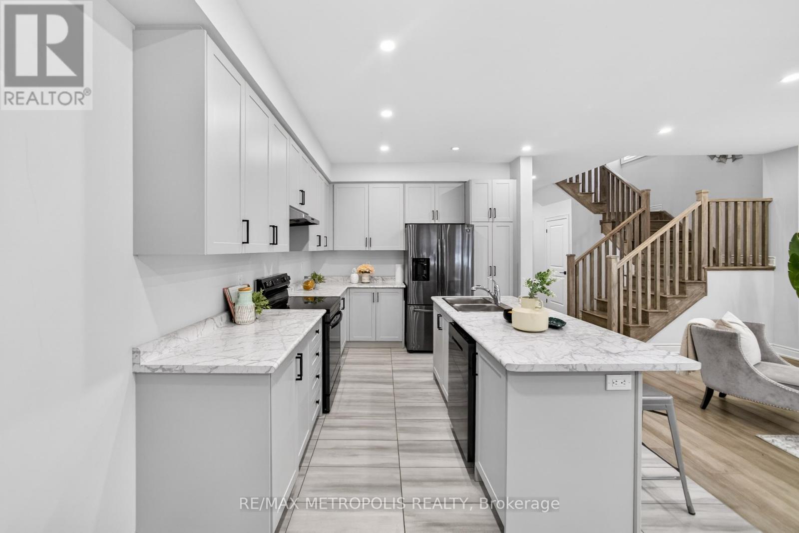 32 Ballinger Way, Uxbridge, ON - Indoor Photo Showing Kitchen With Upgraded Kitchen