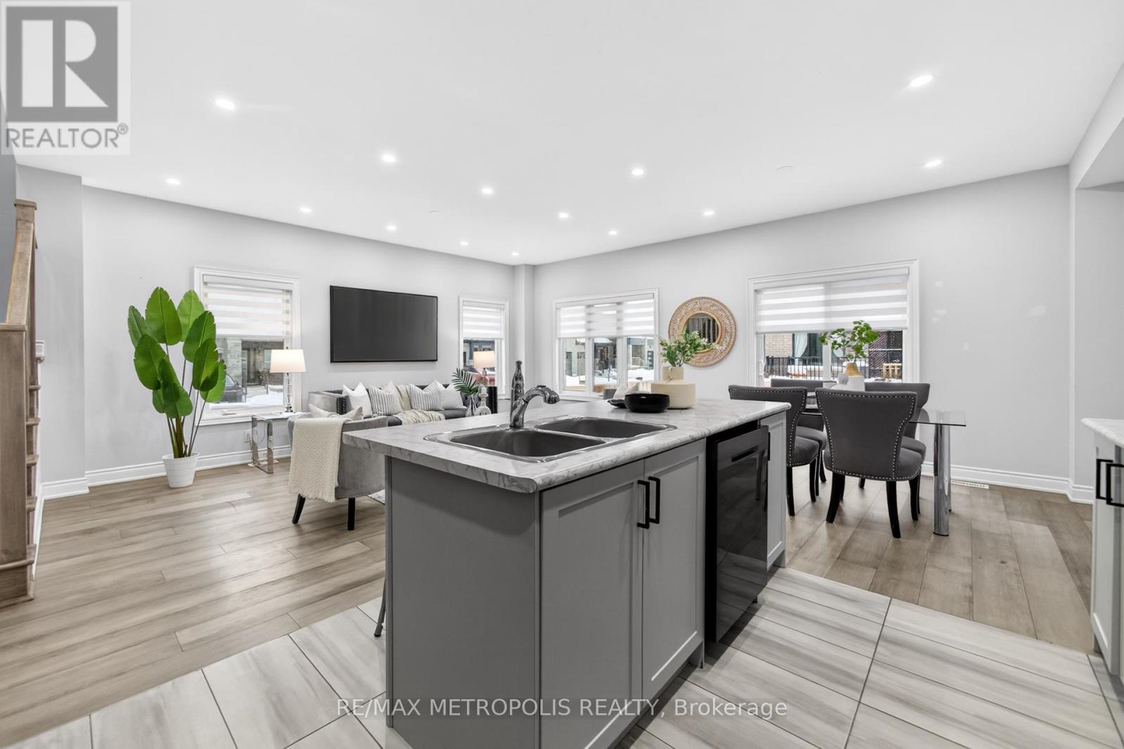 32 Ballinger Way, Uxbridge, ON - Indoor Photo Showing Kitchen With Double Sink