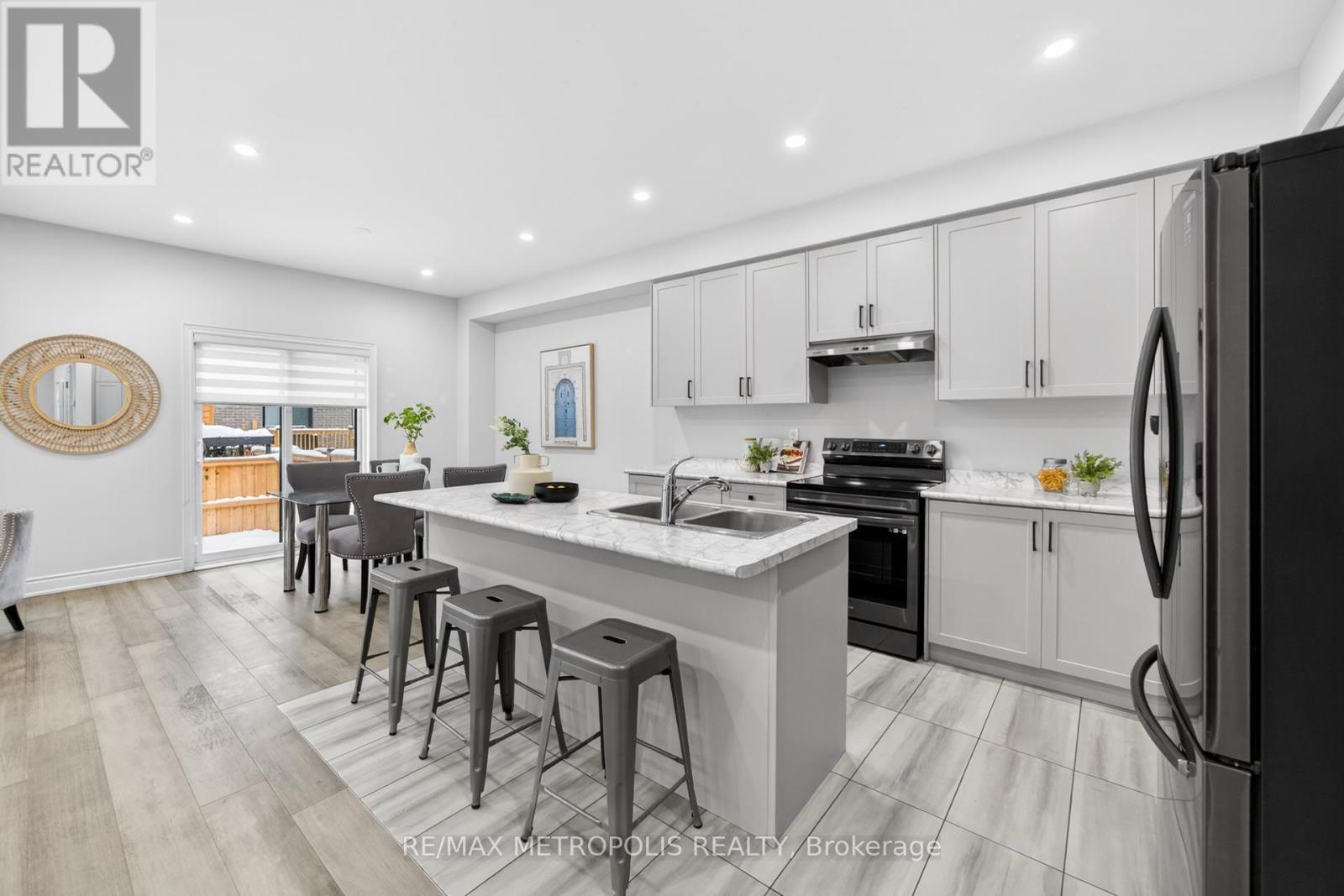 32 Ballinger Way, Uxbridge, ON - Indoor Photo Showing Kitchen