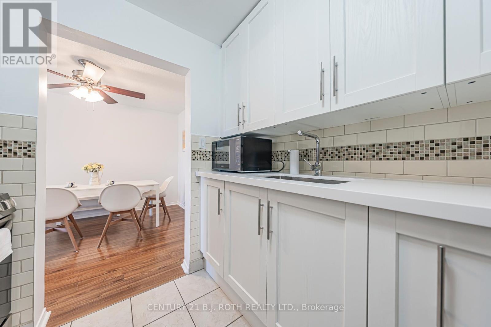 G10 - 147 Edgehill Drive, Barrie, ON - Indoor Photo Showing Kitchen